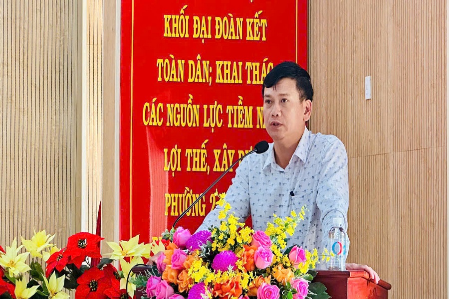 Đồng ch&iacute; Ho&agrave;ng Tuấn Anh - Ph&oacute; b&iacute; thư - Chủ tịch UBND phường giải tr&igrave;nh &yacute; kiến, kiến nghị của cử tri tại kỳ họp