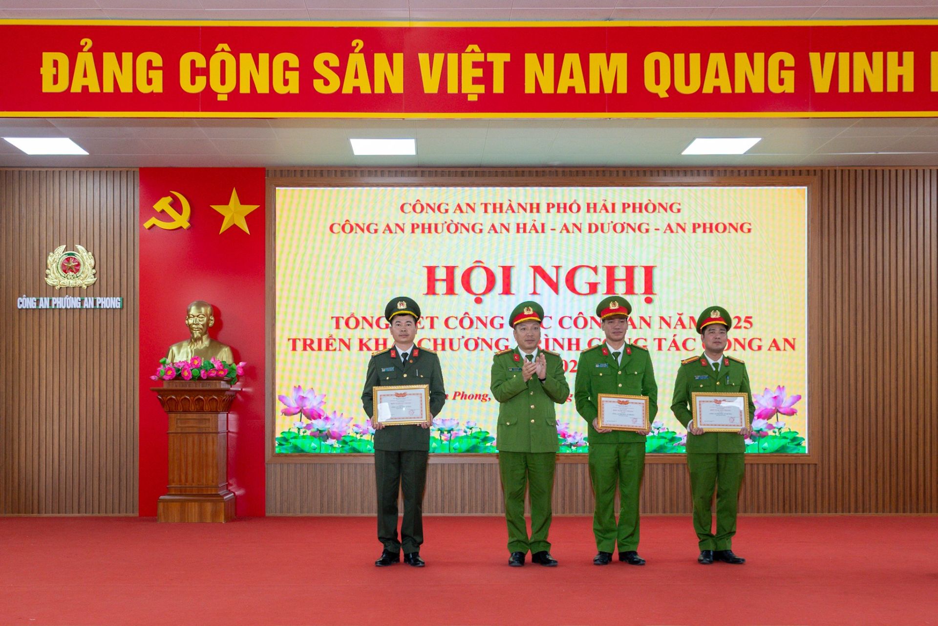 Đại t&aacute; Phạm Ch&iacute; Hiếu- Ph&oacute; gi&aacute;m đốc C&ocirc;ng an th&agrave;nh phố trao tặng Đơn vị quyết thắng cho l&atilde;nh đạo C&ocirc;ng an 3 phường An Phong, An Dương v&agrave; An Hải.