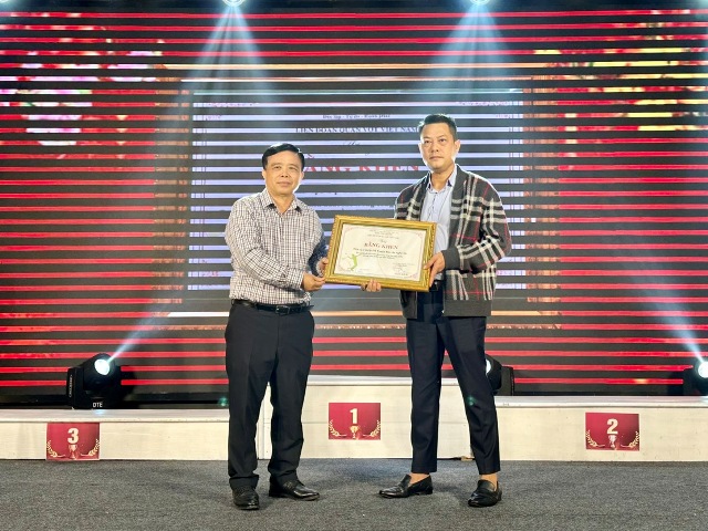 Liên đoàn Quần vợt Việt Nam tặng bằng khen cho CLB Tennis Báo chí Nghệ An