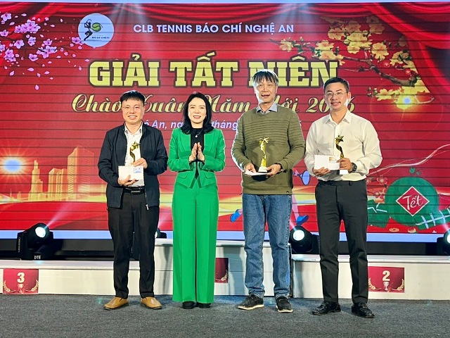 B&agrave; Trần Thị Mỹ Hạnh - Gi&aacute;m đốc Sở Văn h&oacute;a v&agrave; Thể thao trao cup vinh danh c&aacute;c nh&agrave; b&aacute;o đ&atilde; c&oacute; nhiều th&agrave;nh t&iacute;ch xuất sắc trong c&ocirc;ng t&aacute;c thiện nguyện.
