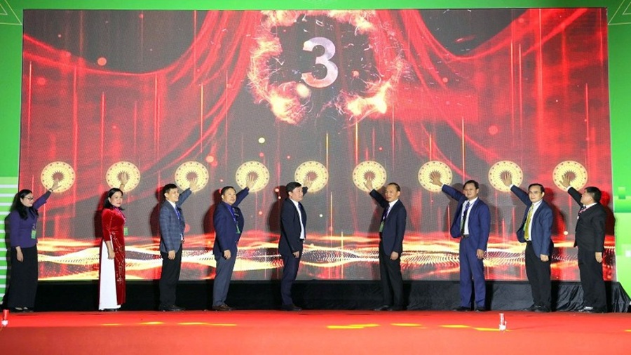 C&aacute;c đại biểu ấn n&uacute;t khai mạc hội chợ.