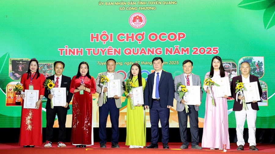 Ban tổ chức trao Giấy chứng nhận cho c&aacute;c chủ thể c&oacute; sản phẩm đạt chứng nhận OCOP năm 2025.