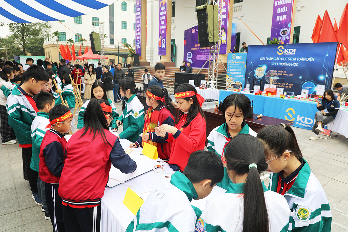 Ng&agrave;y hội thu h&uacute;t đ&ocirc;ng đảo c&aacute;c em học sinh tham gia