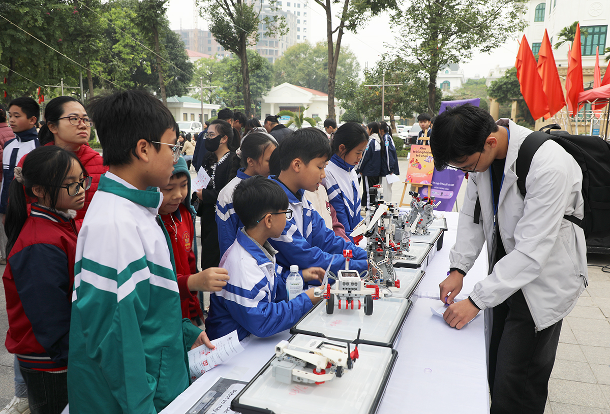 C&aacute;c em học sinh trải nghiệm c&aacute;c sản phẩm c&ocirc;ng nghệ số