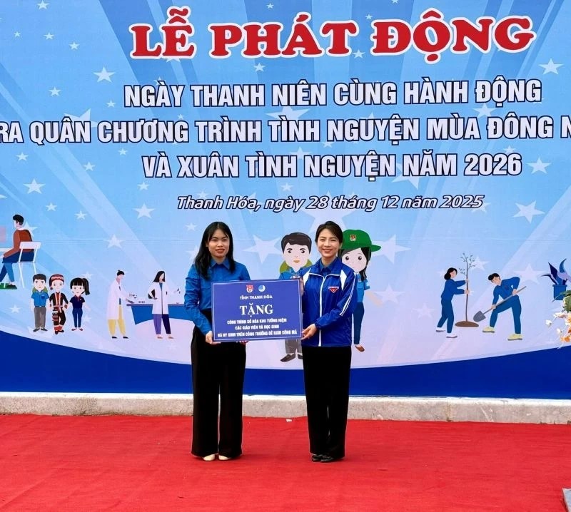 Hội LHTN tỉnh đ&atilde; phối hợp trao tặng trao biển kh&aacute;nh th&agrave;nh c&ocirc;ng tr&igrave;nh số h&oacute;a Khu tưởng niệm c&aacute;c gi&aacute;o vi&ecirc;n v&agrave; học sinh đ&atilde; hy sinh tr&ecirc;n c&ocirc;ng trường đ&ecirc; Nam S&ocirc;ng M&atilde;