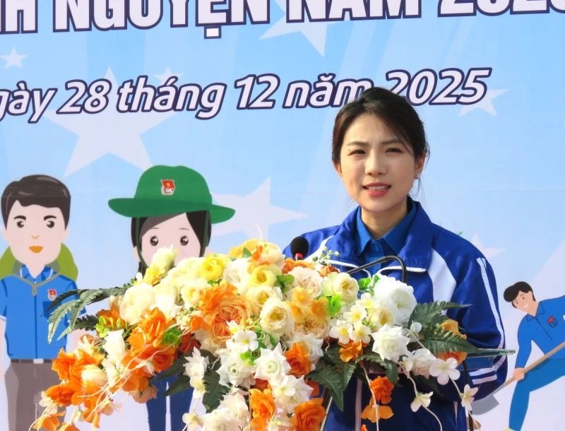 Ph&oacute; Chủ tịch Ủy ban MTTQ tỉnh, B&iacute; thư Tỉnh Đo&agrave;n L&ecirc; Ngọc &Aacute;nh, ph&aacute;t biểu tại lễ ra qu&acirc;n