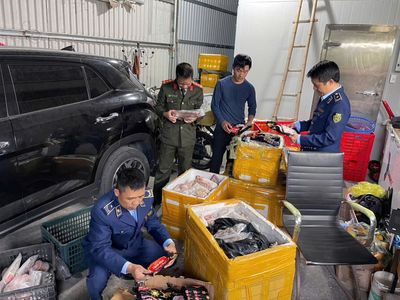 Ninh Bình phát hiện, tiêu hủy hơn 700 kg thực phẩm không rõ nguồn gốc