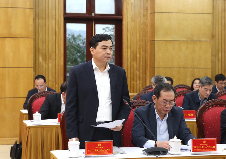 Chủ tịch UBND tỉnh Thanh H&oacute;a Nguyễn Ho&agrave;i Anh b&aacute;o c&aacute;o - Ảnh: VGP/Nguyễn Ho&agrave;ng