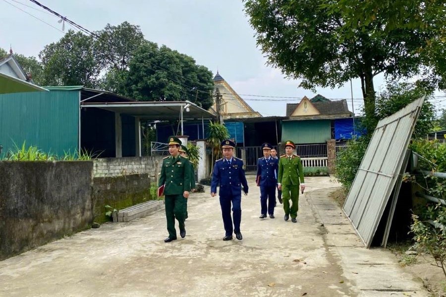 QLTT H&agrave; Tĩnh phối hợp với c&aacute;c lực lượng chức năng xuống từng th&ocirc;n, bản để tuy&ecirc;n truyền v&agrave; vận động người d&acirc;n chấp h&agrave;nh ph&aacute;p luật