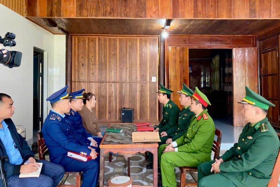 QLTT H&agrave; Tĩnh phối hợp với c&aacute;c lực lượng chức năng trao đổi với người d&acirc;n về t&igrave;nh h&igrave;nh mua b&aacute;n h&agrave;ng h&oacute;a tại khu vực bi&ecirc;n giới