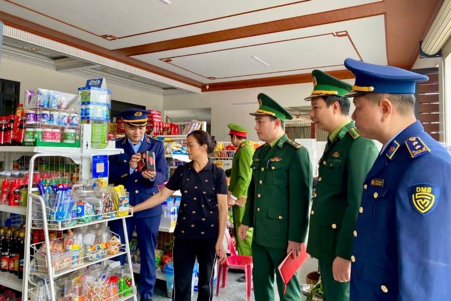 Tuy&ecirc;n truyền, hướng dẫn b&agrave; con k&yacute; cam kết kh&ocirc;ng kinh doanh, vận chuyển h&agrave;ng h&oacute;a kh&ocirc;ng r&otilde; nguồn gốc xuất xứ