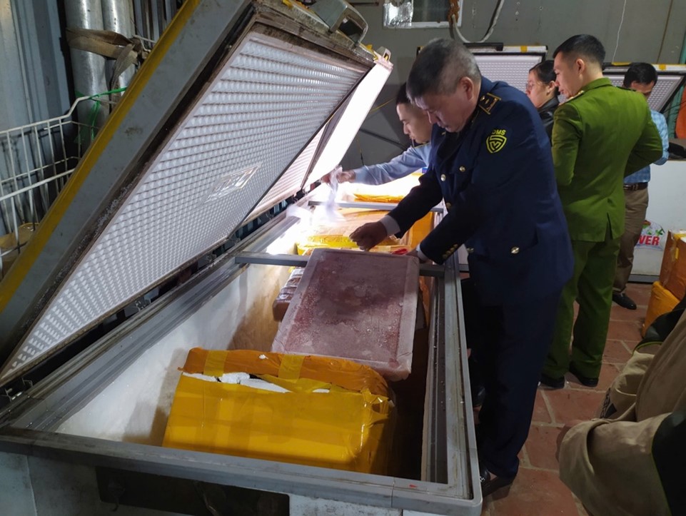 Đội QLTT số 11 kiểm tra h&agrave;ng h&oacute;a cơ sở kinh doanh của &ocirc;ng N.S.T tại x&atilde; Ti&ecirc;n Du