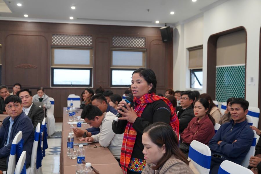 Chị Hồ Thị Ti&ecirc;n chia sẻ tại hội thảo