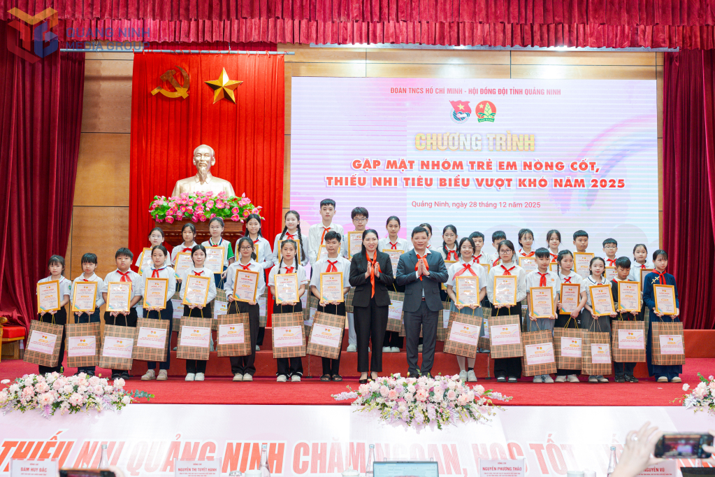 &Ocirc;ng Nghi&ecirc;m Xu&acirc;n Cường, Ph&oacute; Chủ tịch HĐND tỉnh Quảng Ninh trao qu&agrave; cho c&aacute;c em thiếu nhi
