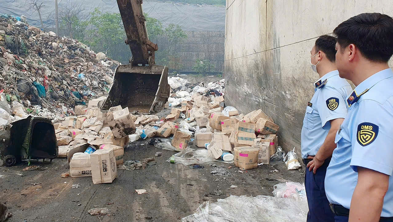 Chi cục QLTT tỉnh Hưng Y&ecirc;n buộc ti&ecirc;u hủy h&agrave;ng h&oacute;a trị gi&aacute; 112.885.000 đồng.