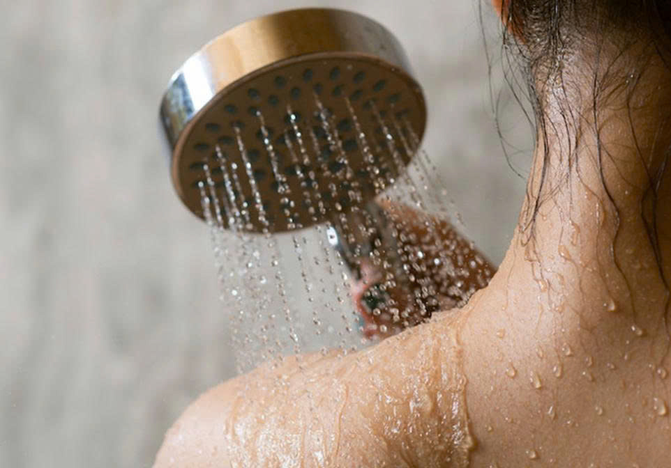 V&agrave;o m&ugrave;a đ&ocirc;ng, bạn cần điều chỉnh nhiệt độ, thời gian v&agrave; th&oacute;i quen tắm để giữ ấm cơ thể v&agrave; bảo vệ tim mạch, huyết &aacute;p