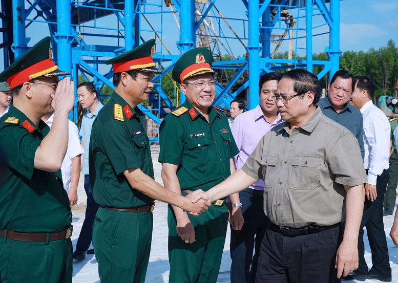 Thủ tướng Phạm Minh Ch&iacute;nh thăm hỏi, động vi&ecirc;n c&aacute;c lực lượng khi kiểm tra tiến độ thi c&ocirc;ng tuyến giao th&ocirc;ng ra đảo H&ograve;n Khoai v&agrave; Cảng tổng hợp lưỡng dụng H&ograve;n Khoai - Ảnh: TTXVN