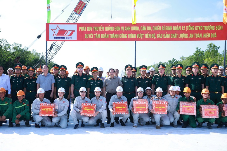 Thủ tướng Phạm Minh Ch&iacute;nh tặng qu&agrave; c&ocirc;ng nh&acirc;n thi c&ocirc;ng tại điểm đầu x&acirc;y dựng tuyến giao th&ocirc;ng ra đảo H&ograve;n Khoai - Ảnh: TTXVN