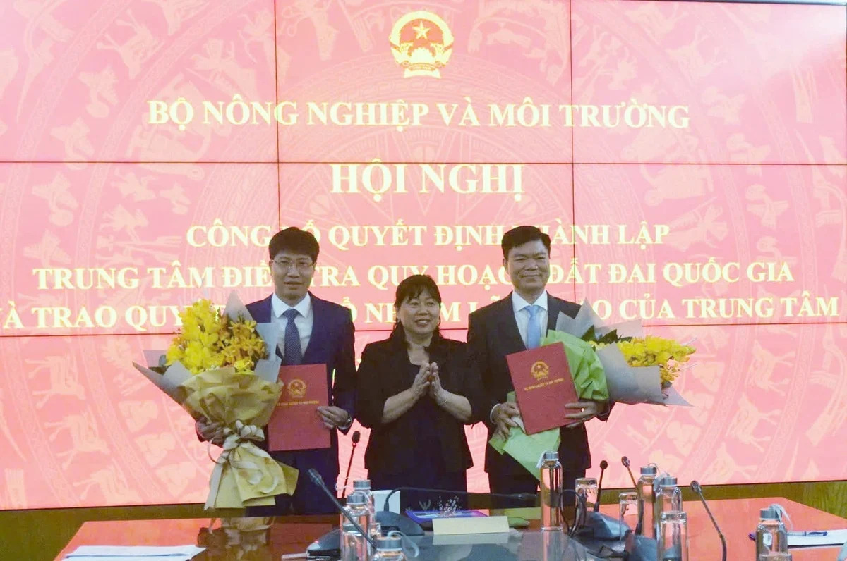 Thứ trưởng Nguyễn Thị Phương Hoa trao quyết định bổ nhiệm &ocirc;ng Chu An Trường, Ph&oacute; Cục trưởng Cục Quản l&yacute; đất đai giữ chức Tổng Gi&aacute;m đốc Trung t&acirc;m; &ocirc;ng Nguyễn Đắc Nhẫn, Ph&oacute; Cục trưởng Cục Quản l&yacute; đất đai giữ chức Ph&oacute; Tổng Gi&aacute;m đốc Trung t&acirc;m. Ảnh: Trường Giang.