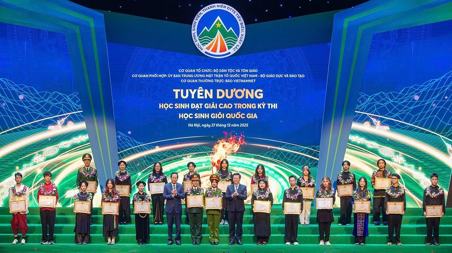 Ph&oacute; Thủ tướng Mai Văn Ch&iacute;nh v&agrave; Bộ trưởng Bộ D&acirc;n tộc v&agrave; T&ocirc;n gi&aacute;o Đ&agrave;o Ngọc Dung trao bằng khen cho c&aacute;c em học sinh đạt giải cao trong kỳ thi học sinh giỏi quốc gia