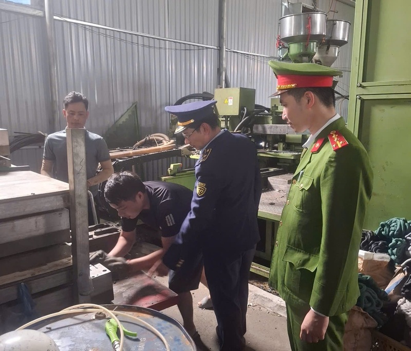 Thanh Hóa: Triệt phá cơ sở sản xuất 7.000 đôi dép giả mạo nhãn hiệu Adidas