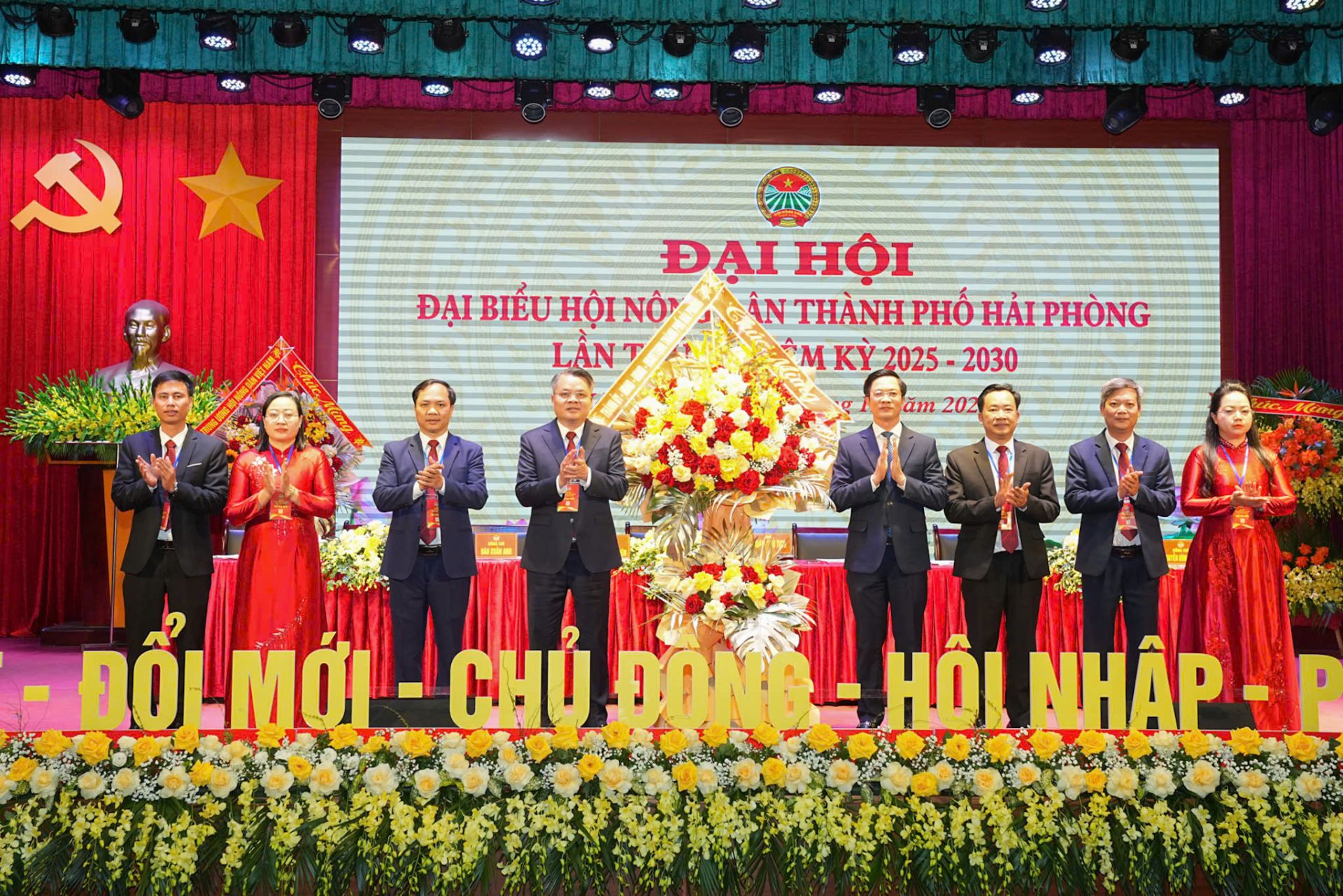 Đồng chí Phạm Văn Lập, Phó Bí thư Thành ủy, Chủ tịch Uỷ ban Mặt trận Việt Nam thành phố Hải Phòng tặng hoa chúc mừng Đại hội. Đồng chí Phạm Văn Lập, Phó Bí thư Thành ủy, Chủ tịch Uỷ ban Mặt trận Việt Nam thành phố Hải Phòng tặng hoa chúc mừng Đại hội.