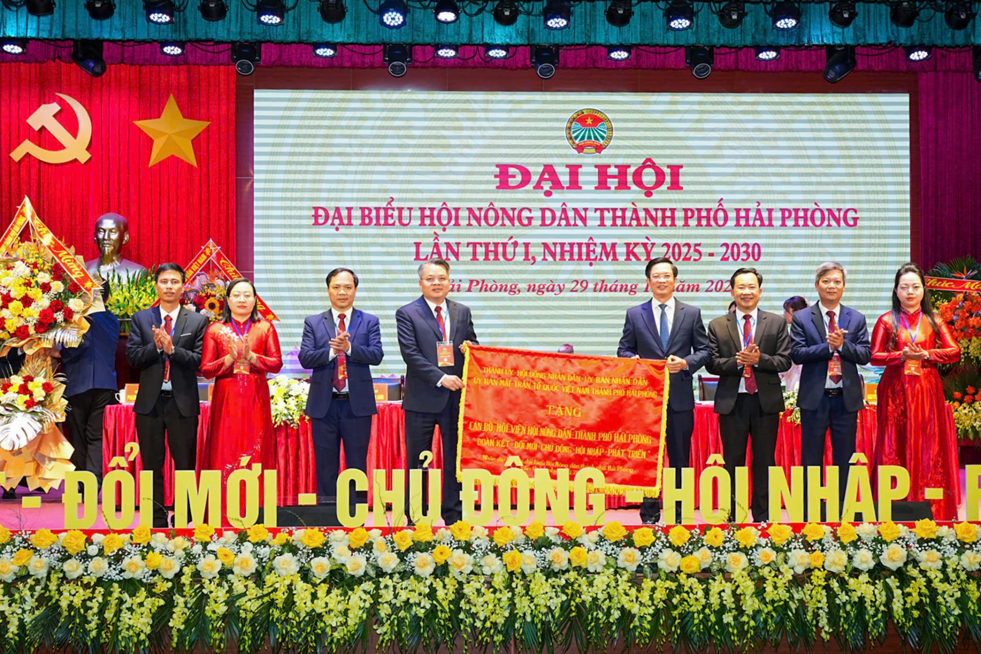 Đồng chí Phạm Văn Lập, Phó Bí thư Thành ủy, Chủ tịch Uỷ ban Mặt trận Việt Nam thành phố Hải Phòng tặng bức trướng cho cán bộ, hội viên nông dân thành phố. Đồng chí Phạm Văn Lập, Phó Bí thư Thành ủy, Chủ tịch Uỷ ban Mặt trận Việt Nam thành phố Hải Phòng tặng bức trướng cho cán bộ, hội viên nông dân thành phố.