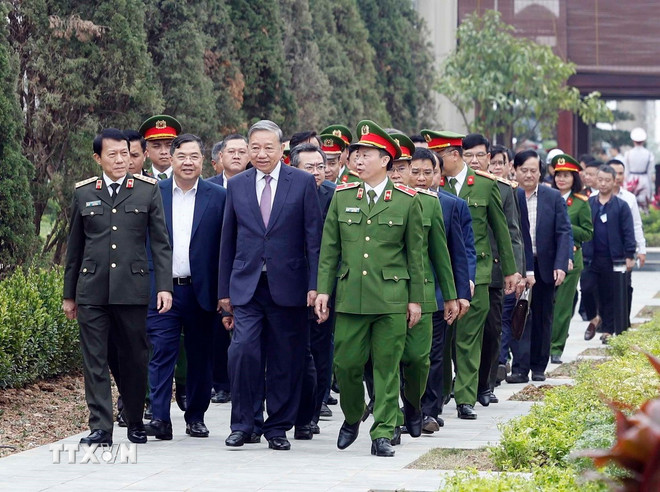 Tổng B&iacute; thư T&ocirc; L&acirc;m đến thăm, l&agrave;m việc tại Trung t&acirc;m Dữ liệu quốc gia số 1. (Ảnh: Thống Nhất/TTXVN)