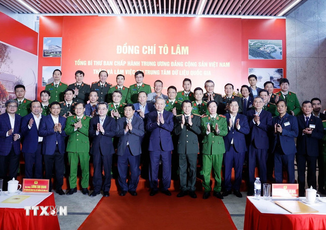 Tổng B&iacute; thư T&ocirc; L&acirc;m với c&aacute;c đại biểu. (Ảnh: Thống Nhất/TTXVN)