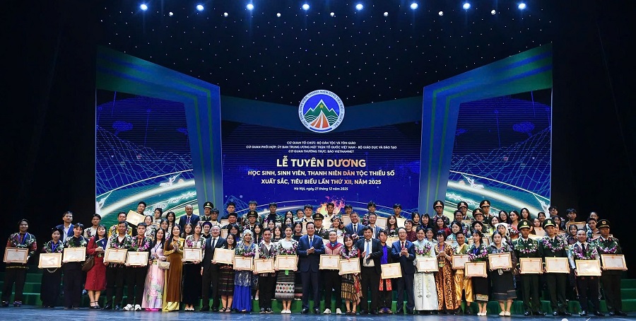 Bộ trưởng Bộ D&acirc;n tộc v&agrave; T&ocirc;n gi&aacute;o Đ&agrave;o Ngọc Dung v&agrave; l&atilde;nh đạo c&aacute;c cơ quan, đơn vị chụp ảnh lưu niệm c&ugrave;ng 150 học sinh, sinh vi&ecirc;n, thanh ni&ecirc;n d&acirc;n tộc thiểu số xuất sắc, ti&ecirc;u biểu năm 2025