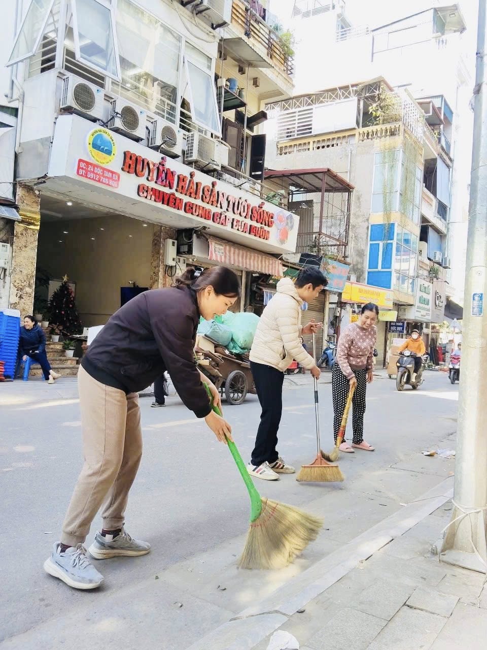 C&aacute;c hộ d&acirc;n tr&ecirc;n địa b&agrave;n phường T&acirc;y Hồ c&ugrave;ng nhau qu&eacute;t dọn l&ograve;ng đường, vỉa h&egrave;, lan tỏa tinh thần &ldquo;V&igrave; T&acirc;y Hồ xanh&rdquo; bằng những việc l&agrave;m thiết thực hằng ng&agrave;y.