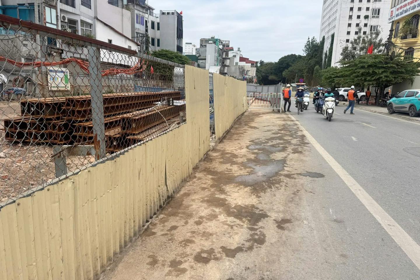 Thu hẹp rào chắn thi công tuyến metro Nhổn – ga Hà Nội để giảm ùn tắc