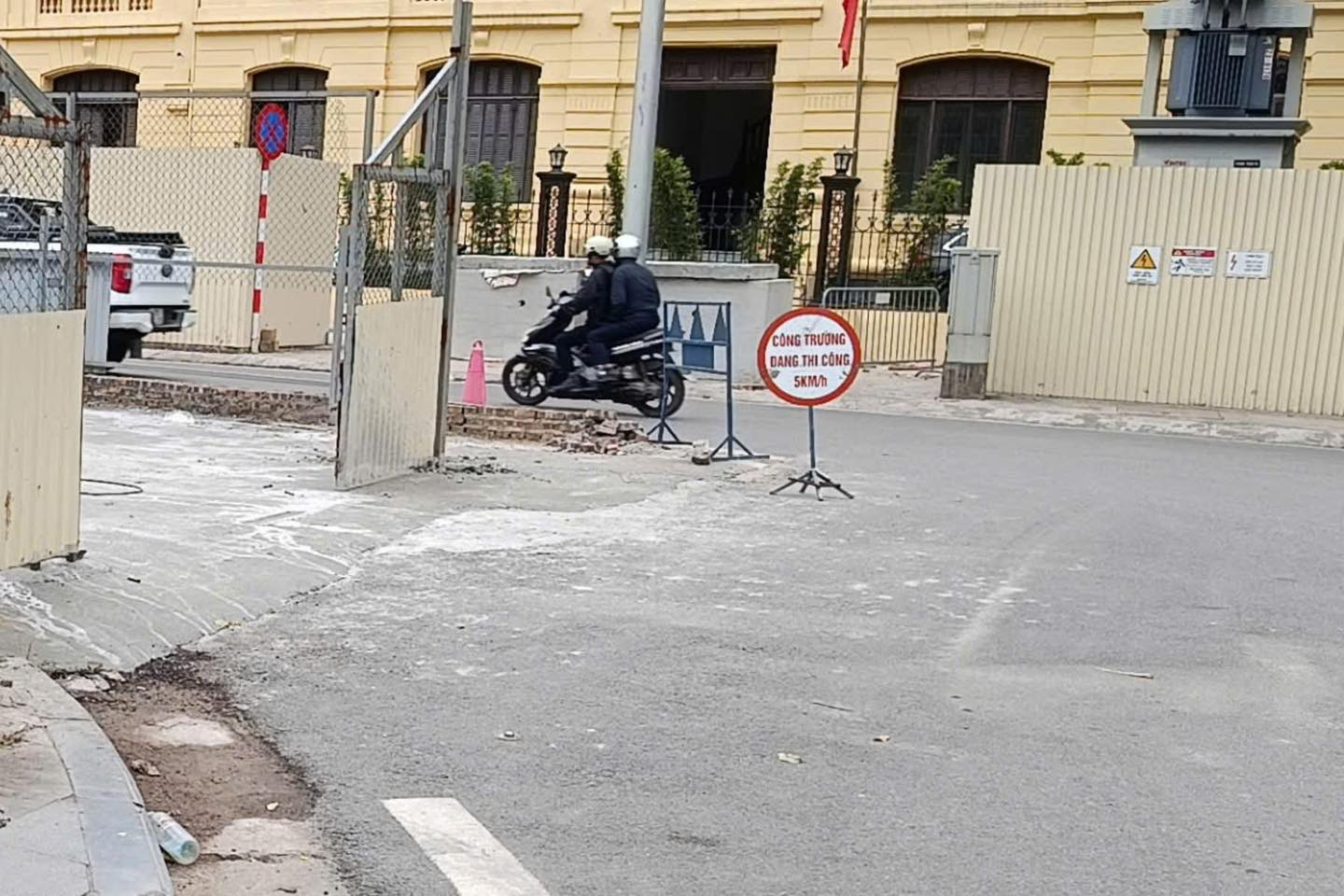 R&agrave;o chắn thi c&ocirc;ng đoạn ngầm tuyến metro Nhổn &ndash; ga H&agrave; Nội được thu hẹp, trả lại một phần mặt bằng cho phương tiện lưu th&ocirc;ng, gi&uacute;p giảm &aacute;p lực giao th&ocirc;ng tại khu vực trung t&acirc;m.