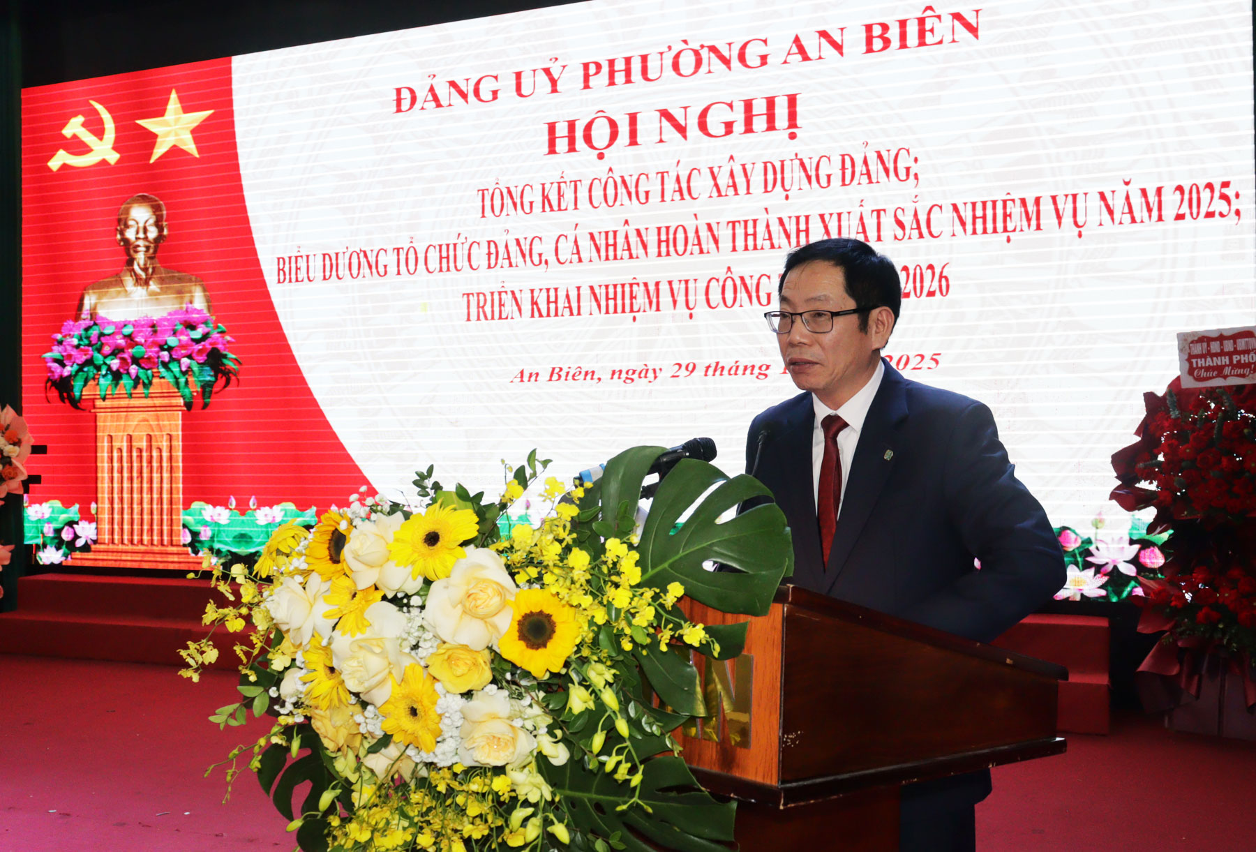 Đồng chí Vũ Tiến Phụng, Phó Chủ tịch UBND thành phố phát biểu chỉ đạo tại Hội nghị. Đồng chí Vũ Tiến Phụng, Phó Chủ tịch UBND thành phố phát biểu chỉ đạo tại Hội nghị.