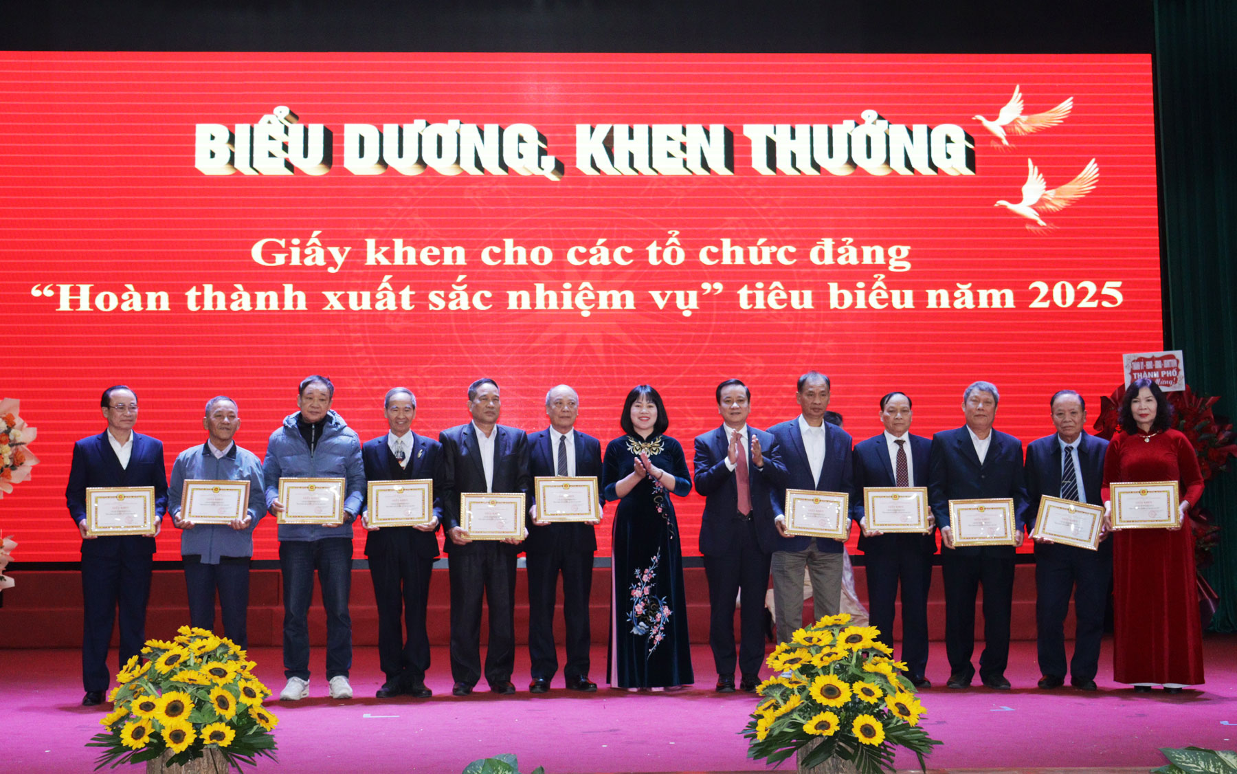 Trao Giấy khen cho các tổ chức Đảng hoàn thành xuất sắc nhiệm vụ tiêu biểu năm 2025. Trao Giấy khen cho các tổ chức Đảng hoàn thành xuất sắc nhiệm vụ tiêu biểu năm 2025.