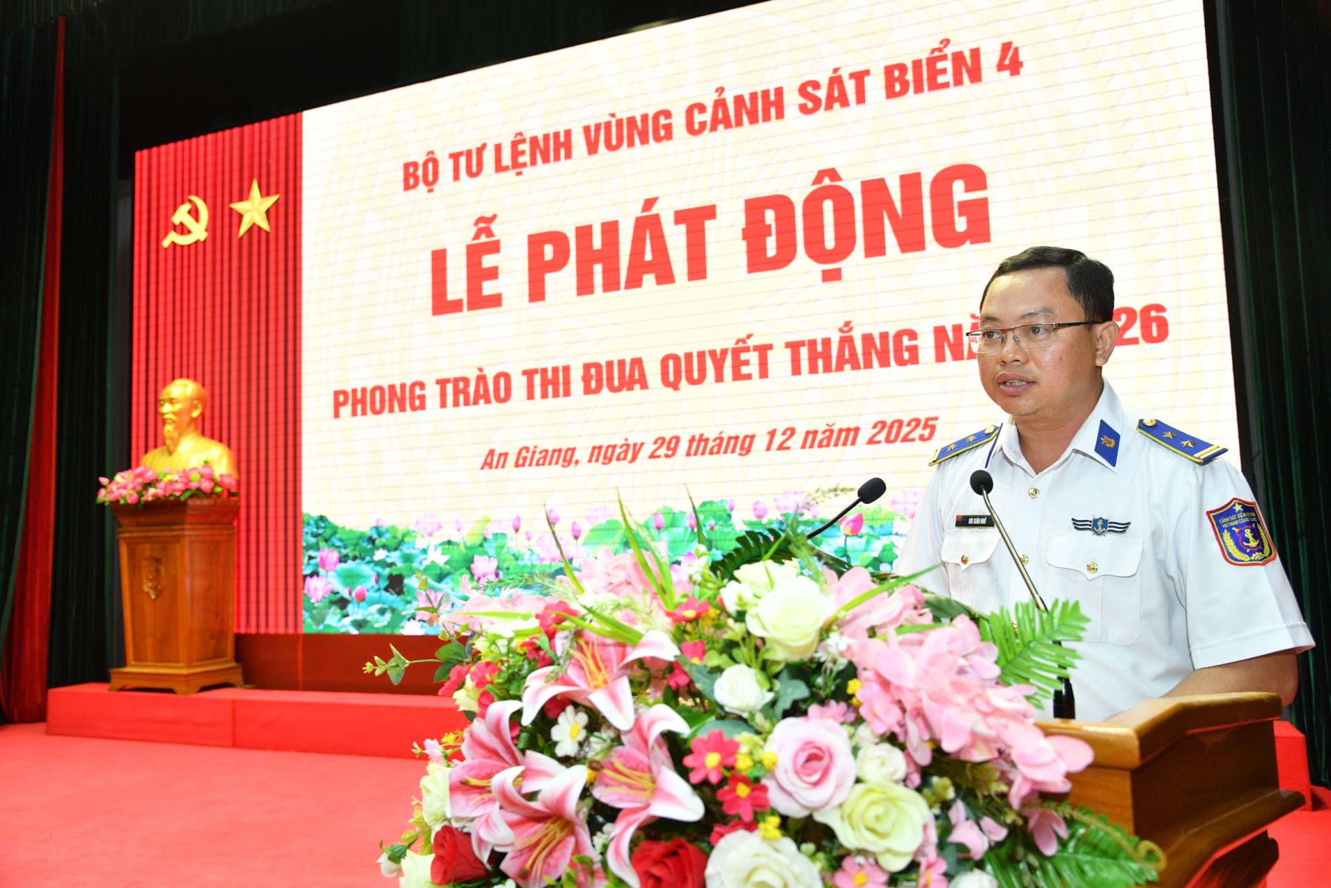 Trung t&aacute; B&ugrave;i Xu&acirc;n Nhớ - Ph&oacute; Trưởng Ph&ograve;ng Ph&aacute;p luật ph&aacute;t biểu thể hiện quyết t&acirc;m, kh&iacute; thế cao nhất trong Phong tr&agrave;o thi đua Quyết thắng năm 2026.