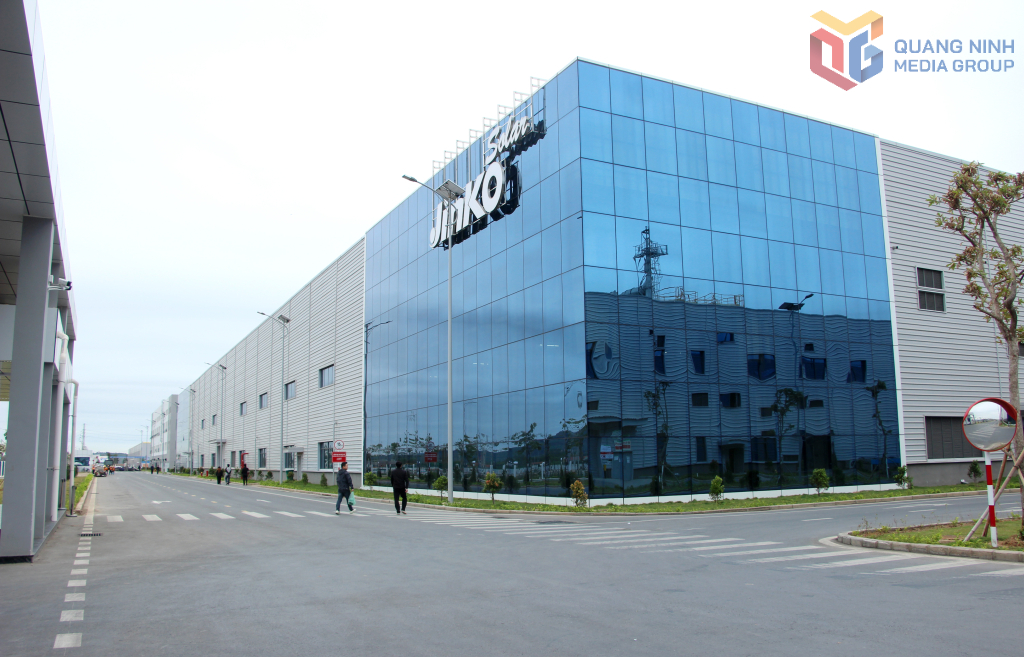 Nh&agrave; m&aacute;y Jinko Solar sản xuất tấm quang năng tại KCN S&ocirc;ng Khoai