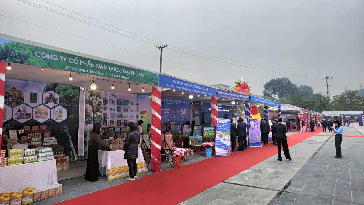 C&aacute;c gian h&agrave;ng tại Tuần lễ Khởi nghiệp v&agrave; Đổi mới s&aacute;ng tạo tỉnh L&agrave;o Cai năm 2025