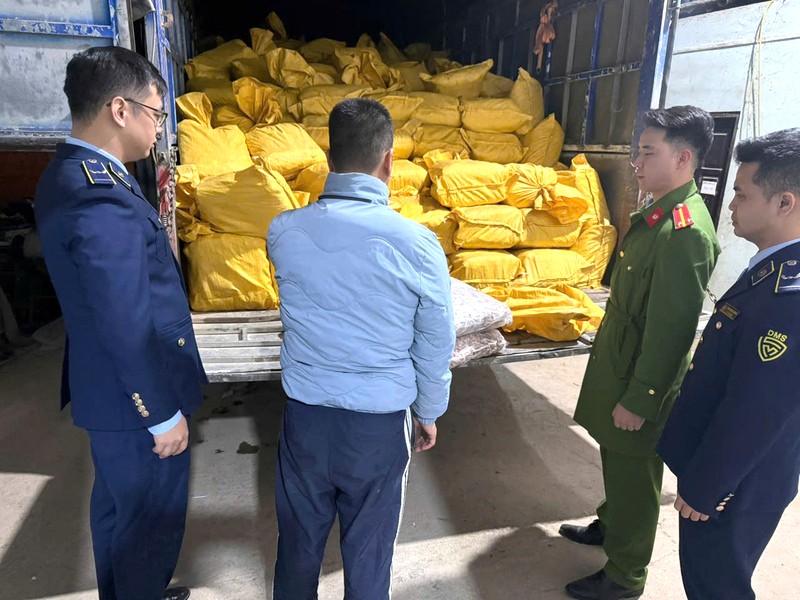 Cao Bằng tạm giữ gần 12 tấn chân gà không rõ nguồn gốc