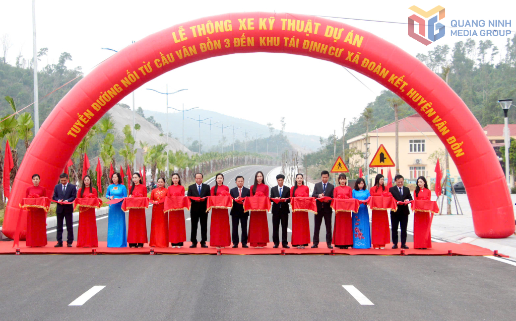 Các đại biểu cắt băng thông xe kỹ thuật dự án tuyến đường nối cầu Vân Đồn 3 đến khu tái định cư Đoàn Kết Các đại biểu cắt băng thông xe kỹ thuật dự án tuyến đường nối cầu Vân Đồn 3 đến khu tái định cư Đoàn Kết