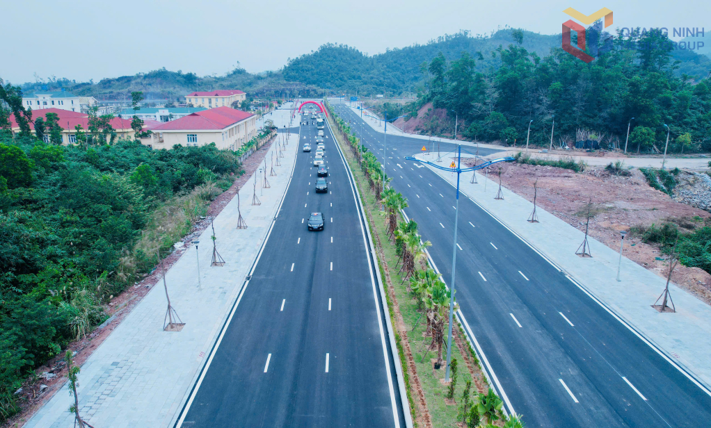 Các đại biểu cắt băng thông xe kỹ thuật dự án tuyến đường nối cầu Vân Đồn 3 đến khu tái định cư Đoàn Kết Các đại biểu cắt băng thông xe kỹ thuật dự án tuyến đường nối cầu Vân Đồn 3 đến khu tái định cư Đoàn Kết