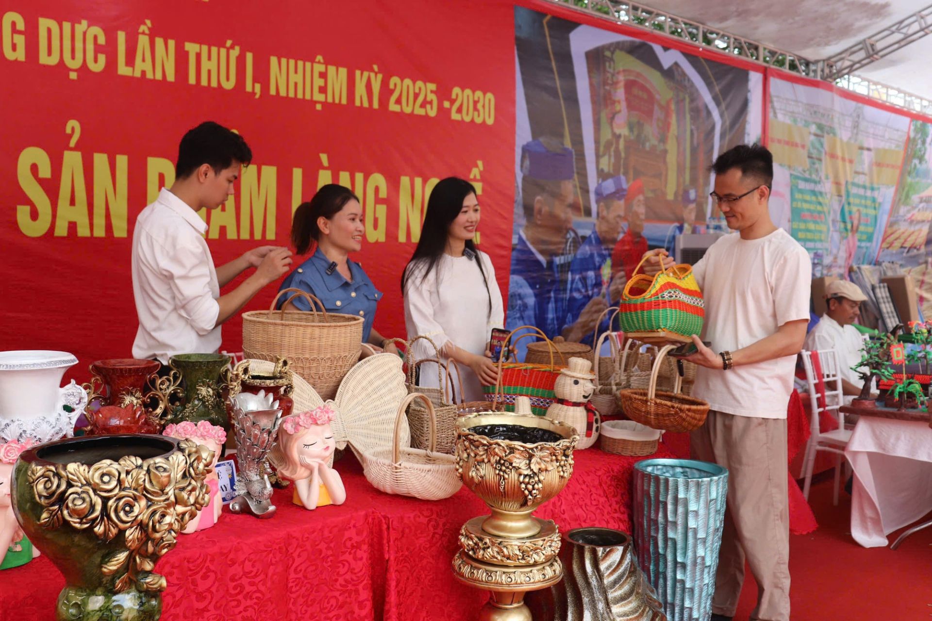 Sản phẩm OCOP – “chìa khóa mềm” mở rộng không gian du lịch làng nghề Thủ đô