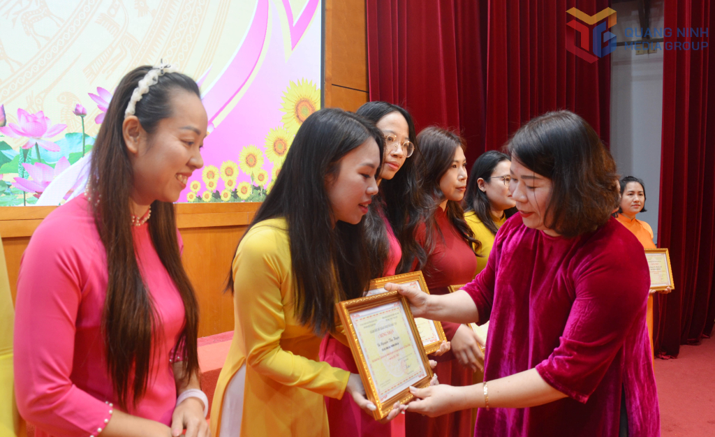 Đại diện Sở GD&ĐT Quảng Ninh trao chứng nhận danh hiệu 