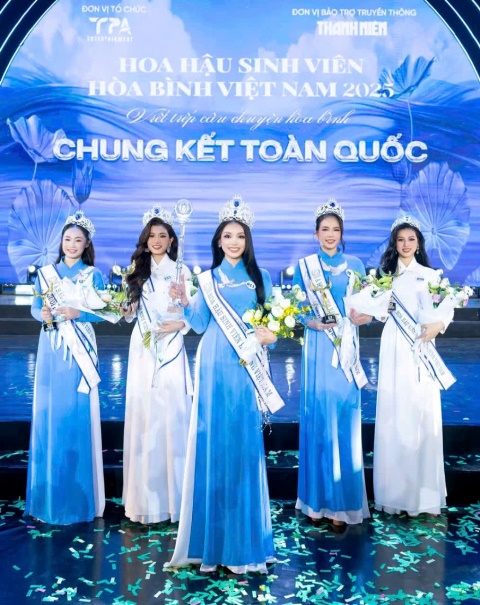 Hoa hậu Nguyễn Phương Thanh (giữa) v&agrave; c&aacute;c &Aacute; hậu Sinh vi&ecirc;n H&ograve;a b&igrave;nh Việt Nam 2025.