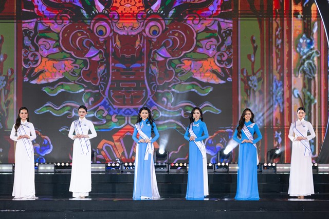 Vẻ đẹp duy&ecirc;n d&aacute;ng, thướt tha của c&aacute;c th&iacute; sinh trong phần tr&igrave;nh diễn trang phục &aacute;o d&agrave;i truyền thống .