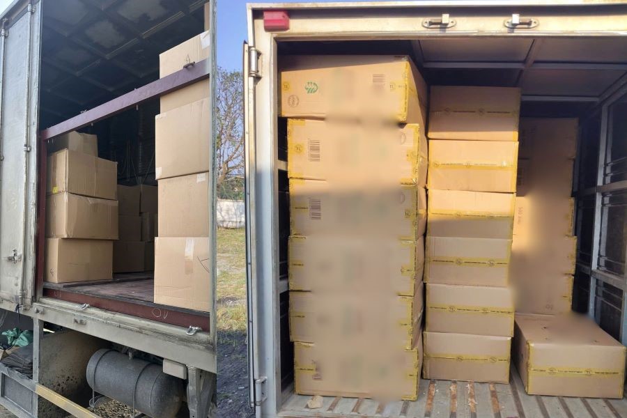 Lực lượng C&ocirc;ng an H&agrave; Tĩnh tiến h&agrave;nh kiểm tra v&agrave; bắt giữ khi 2 &ocirc; t&ocirc; đang bốc dỡ thuốc l&aacute; giả