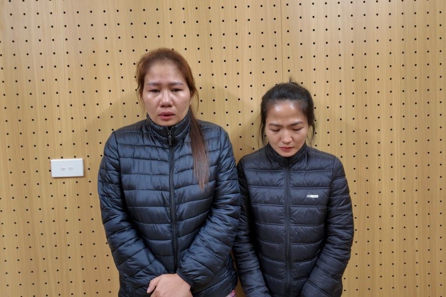 Lương Trần Th&ugrave;y Trang (b&ecirc;n tr&aacute;i) v&agrave; B&ugrave;i Thị B&uacute;p l&agrave; 2 đối tượng chủ chốt, nhập thuốc l&aacute; giả từ Campuchia về b&aacute;n lại tr&ecirc;n địa b&agrave;n