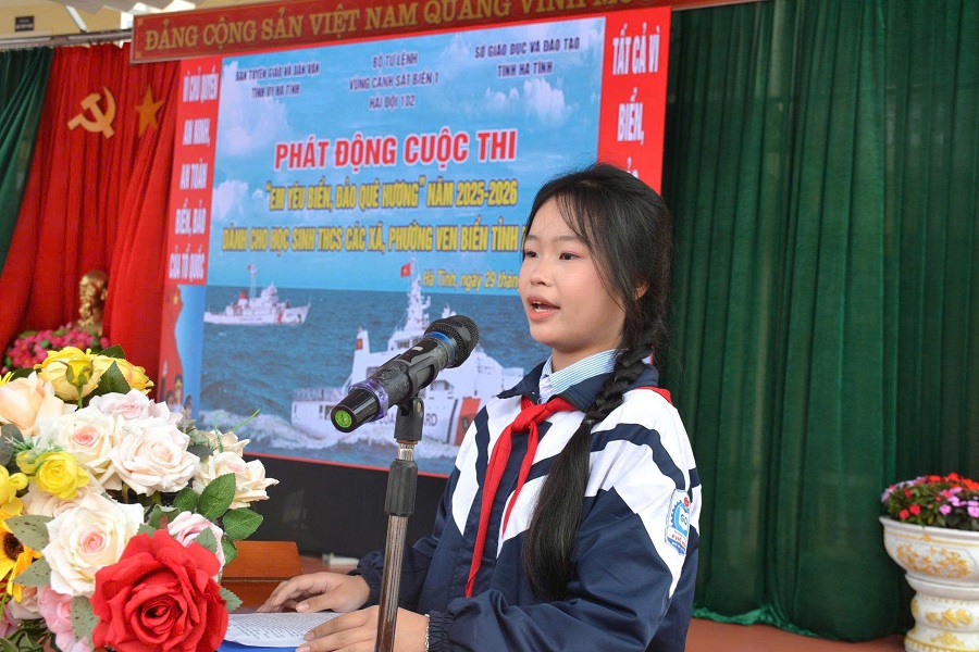 Học sinh Trần Nguyễn Bảo An, Lớp 9C, Trường THCS Phổ Hải ph&aacute;t biểu hưởng ứng cuộc thi.