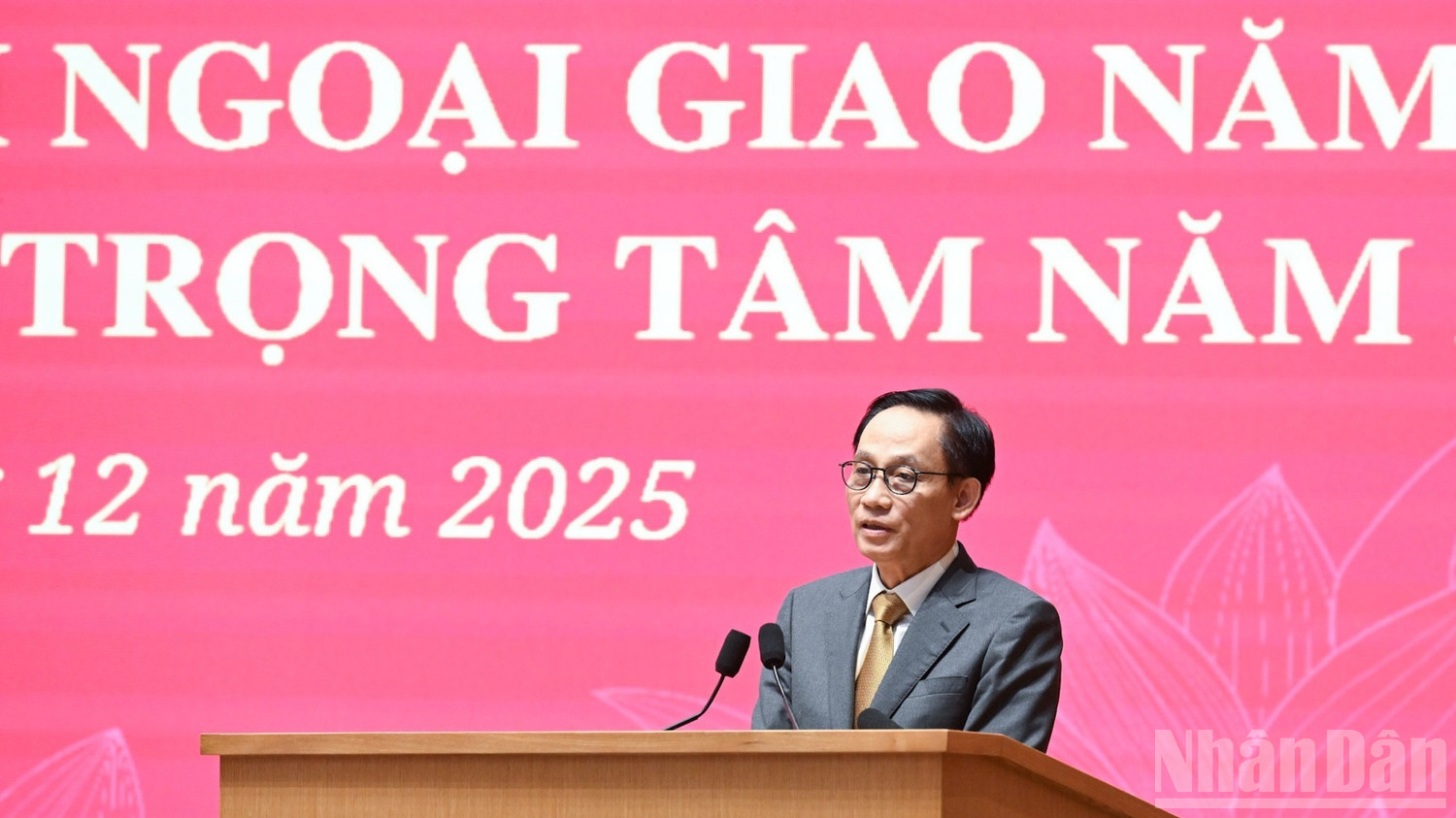 Bộ trưởng Ngoại giao L&ecirc; Ho&agrave;i Trung ph&aacute;t biểu &yacute; kiến tại hội nghị.