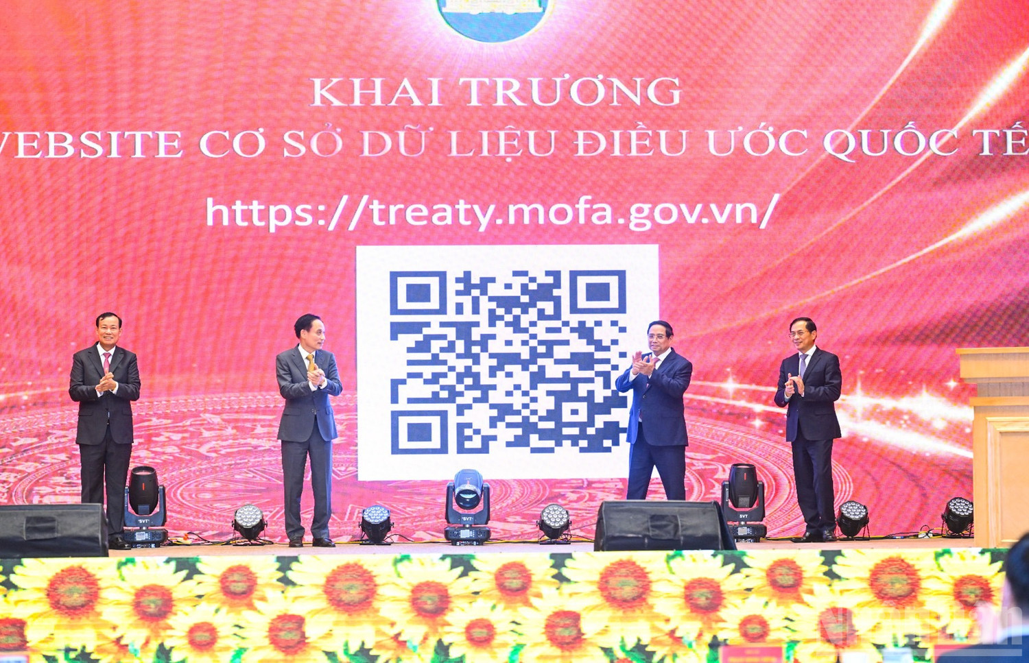 Thủ tướng Ch&iacute;nh phủ Phạm Minh Ch&iacute;nh v&agrave; c&aacute;c đồng ch&iacute; l&atilde;nh đạo thực hiện nghi thức khai trương website Cơ sở dữ liệu Điều ước quốc tế.